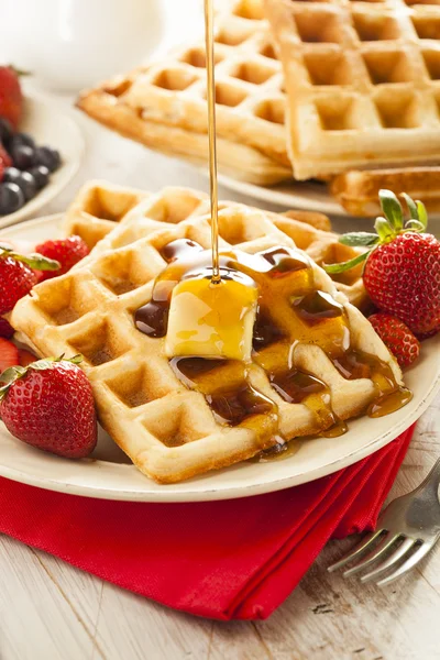 Zelfgemaakte Belgische wafels met fruit — Stockfoto