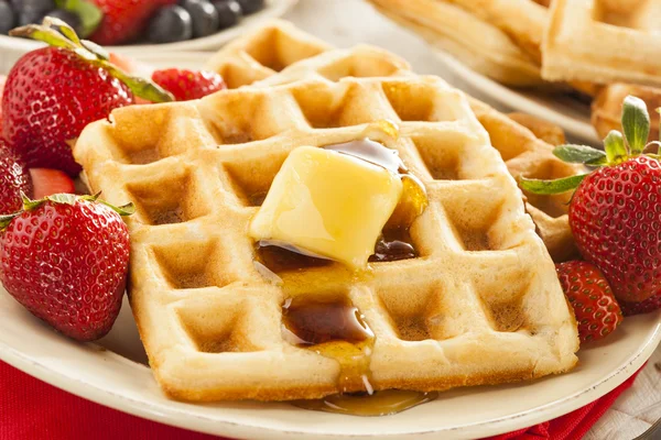 Hausgemachte belgische Waffeln mit Obst — Stockfoto