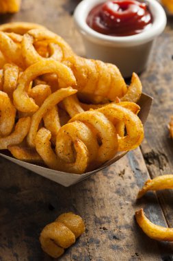 Baharatlı tecrübeli kıvrık patates kızartması