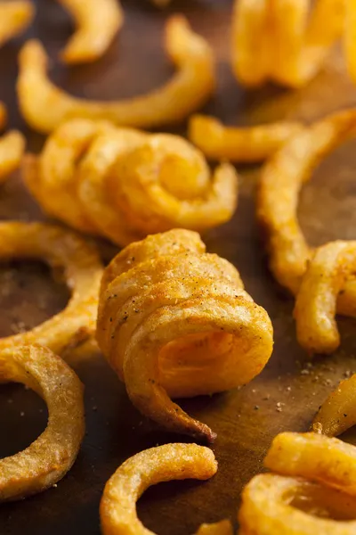 Würzig gewürzt lockige Pommes — Stockfoto