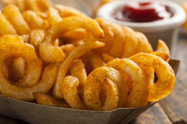 Pittige gekruide krullend frietjes — Stockfoto