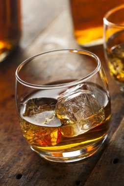bir bardak buzlu burbon alkollü viski