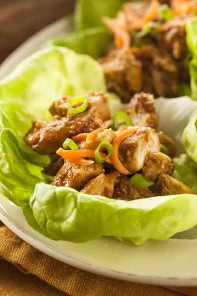 Envoltura de lechuga de pollo asiático saludable —  Fotos de Stock