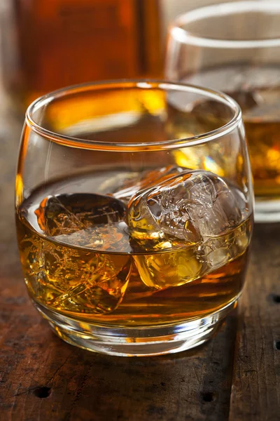 Whisky alcolico Bourbon in un bicchiere con ghiaccio — Foto Stock