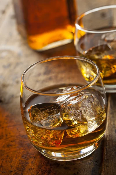 Alkoholischer Whiskey Bourbon im Glas mit Eis — Stockfoto