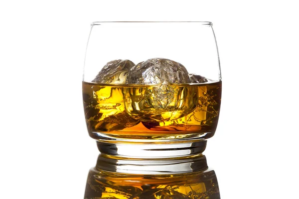 Αλκοολούχα ουίσκι bourbon σε ένα ποτήρι με πάγο — Φωτογραφία Αρχείου