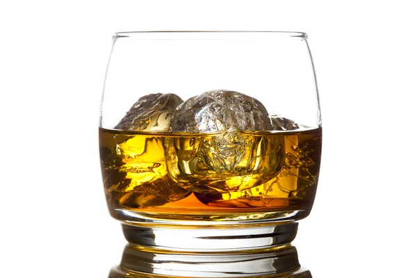 Алкогольный виски Бурбон в стакане со льдом — стоковое фото