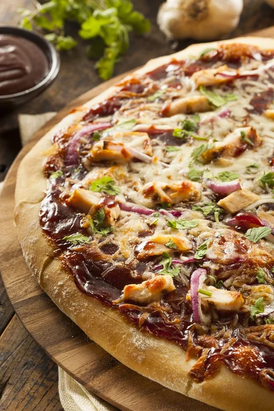 Zelfgemaakte barbecue kip pizza — Stockfoto