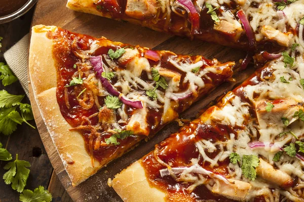 Zelfgemaakte barbecue kip pizza — Stockfoto