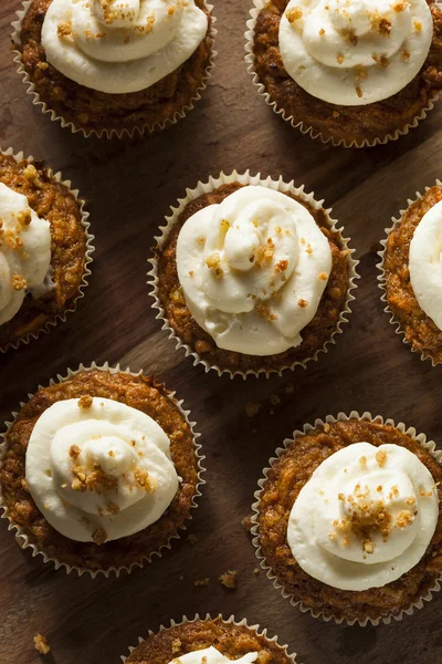 Zelfgemaakte wortelcakejes met roomkaas glazuur — Stockfoto