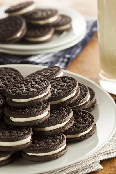Nezdravé čokoládové cookies s Smetanová náplň — Stock fotografie