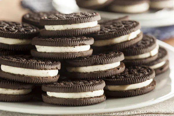 Ongezonde chocolade koekjes met crème vulling — Stockfoto