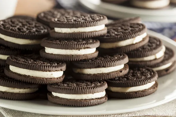 Cookies de chocolate insalubres com enchimento de creme — Fotografia de Stock