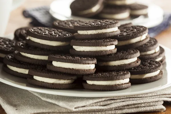 Ongezonde chocolade koekjes met crème vulling — Stockfoto