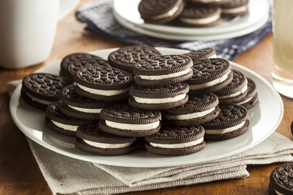 Nezdravé čokoládové cookies s Smetanová náplň — Stock fotografie