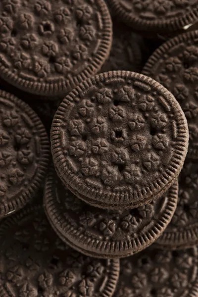 Ongezonde chocolade koekjes met crème vulling — Stockfoto