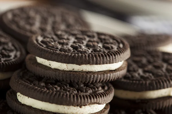 Cookies de chocolate insalubres com enchimento de creme — Fotografia de Stock