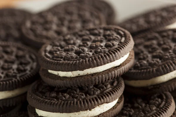 Cookies de chocolate insalubres com enchimento de creme — Fotografia de Stock