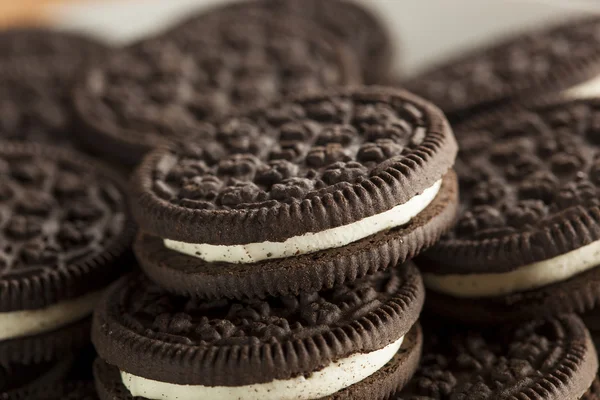 Galletas de chocolate poco saludables con relleno de crema — Foto de Stock