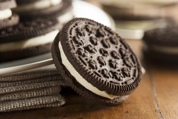 Ongezonde chocolade koekjes met crème vulling — Stockfoto