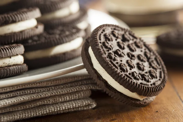 Cookies de chocolate insalubres com enchimento de creme — Fotografia de Stock