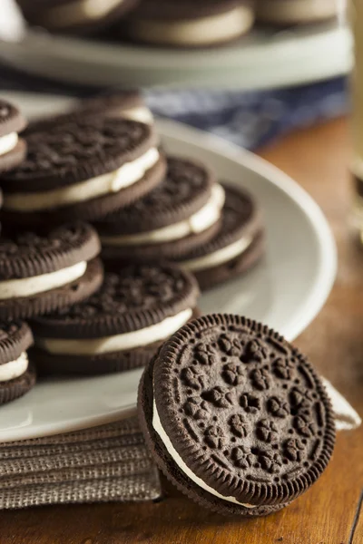 Krema dolgulu sağlıksız çikolatalı kurabiye — Stok fotoğraf