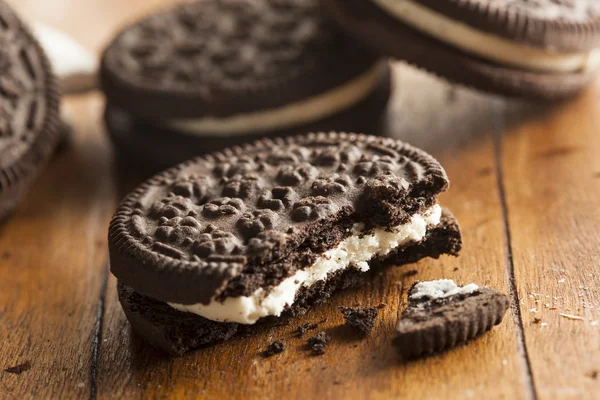 Ongezonde chocolade koekjes met crème vulling — Stockfoto