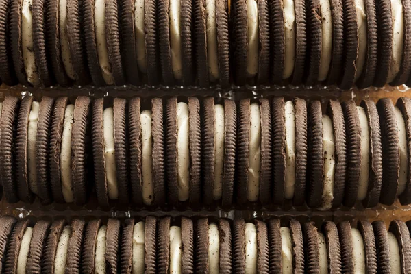 クリーム色の詰物と不健康なチョコレート クッキー — ストック写真