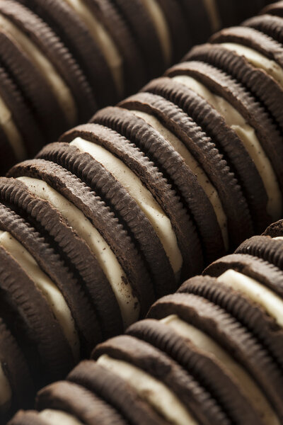 Нездоровые шоколадные печенья со сливочной начинкой
