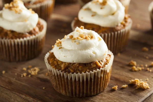 Homemade Carrot Cupcakes with Cream Cheese Frosting — Stock Photo, Image