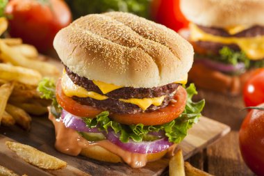 sığır eti Peynirli hamburger marul domates ile