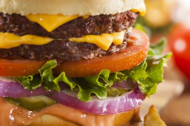 sığır eti Peynirli hamburger marul domates ile