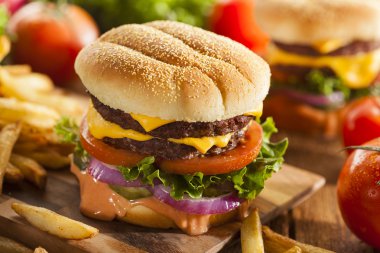 sığır eti Peynirli hamburger marul domates ile