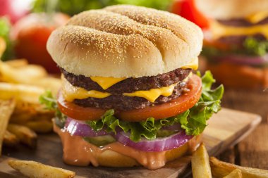 sığır eti Peynirli hamburger marul domates ile