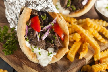 ev yapımı et gyro patates kızartması ile