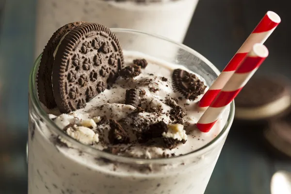 Pliki cookie i krem milkshake — Zdjęcie stockowe