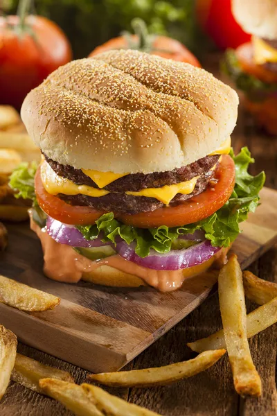 Sığır eti Peynirli hamburger marul domates ile — Stok fotoğraf