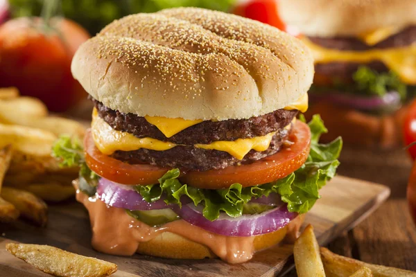 Hovězí sýr hamburger s salát Rajčatový — Stock fotografie