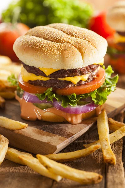 Hamburguesa de queso de res con tomate de lechuga —  Fotos de Stock