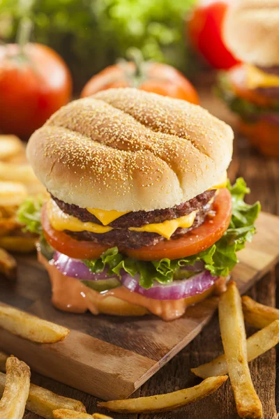 Hamburger di formaggio di manzo con lattuga pomodoro — Foto Stock