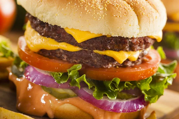 Marha sajtos hamburger saláta paradicsommal — Stock Fotó