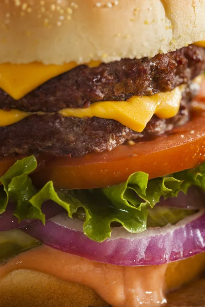 Hamburguesa de queso de res con tomate de lechuga —  Fotos de Stock