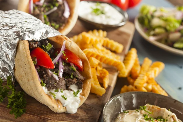 Gyro de carne caseiro com batatas fritas — Fotografia de Stock