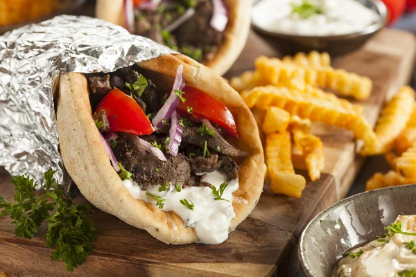 Gyro de carne casera con papas fritas — Foto de Stock