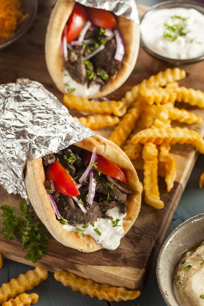 Gyro de carne caseiro com batatas fritas — Fotografia de Stock