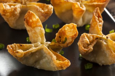 Asya Yengeç rangoons tatlı ve ekşi sos ile