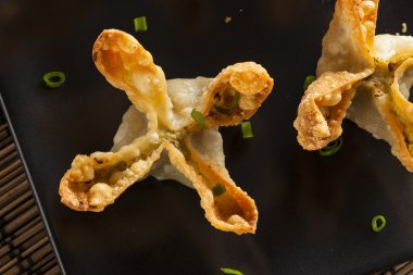 Asya Yengeç rangoons tatlı ve ekşi sos ile