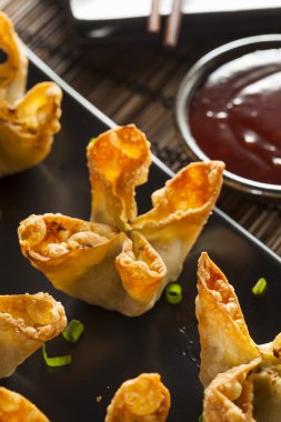 Asya Yengeç rangoons tatlı ve ekşi sos ile