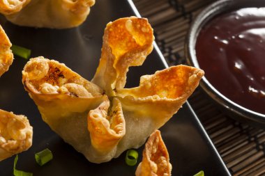 Asya Yengeç rangoons tatlı ve ekşi sos ile