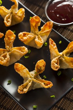 Asya Yengeç rangoons tatlı ve ekşi sos ile